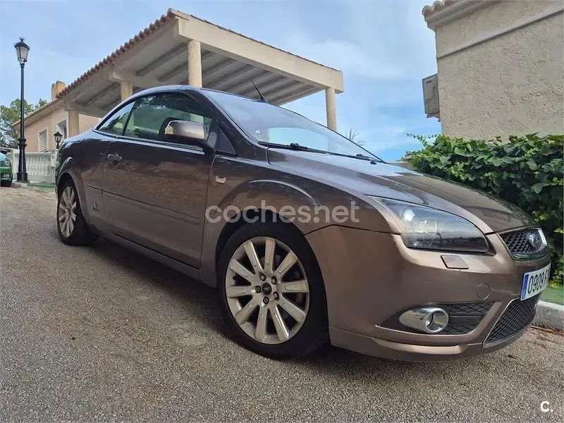 Usado Ford Focus Cabriolet Titanium 136 CV (100 kW) 2007 Gris / plata Descapotable