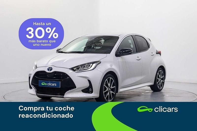 Usado Toyota Yaris Hybrid Style 75 CV (55 kW) 2022 Blanco Berlina