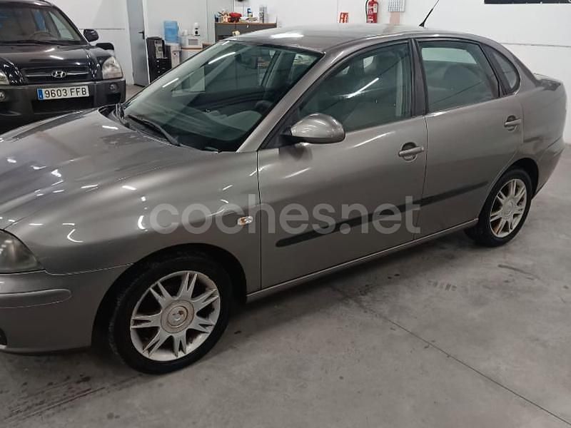 Usado Seat Cordoba Reference 100 CV (73 kW) 2004 Gris / plata Berlina