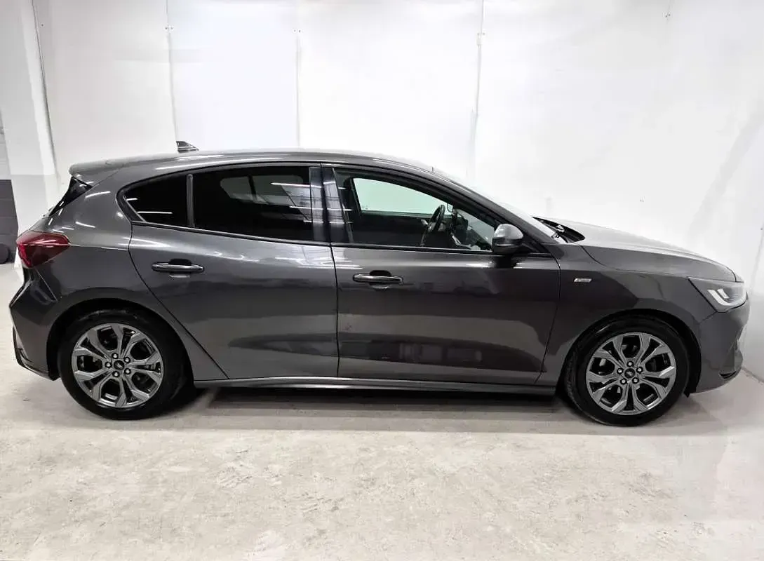 Usado Ford Focus ST-Line 155 CV (114 kW) 2023 Gris Utilitario