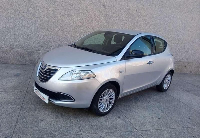 Usado Lancia Ypsilon Gold 69 CV (50 kW) 2013 Plateado Utilitario