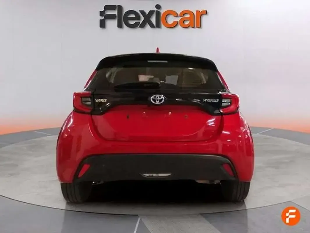 Usado Toyota Yaris Active 116 CV (85 kW) 2023 Rojo Utilitario