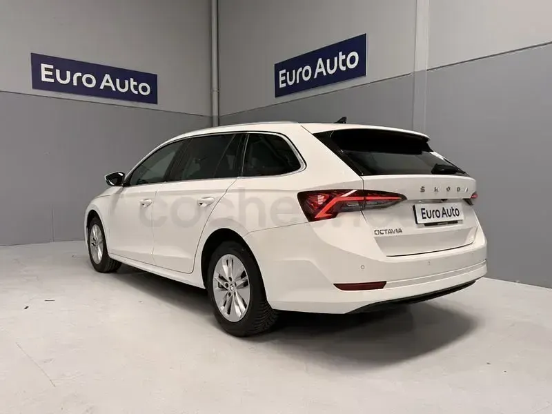 Usado Skoda Octavia Ambition 115 CV (84 kW) 2022 Blanco Familiar