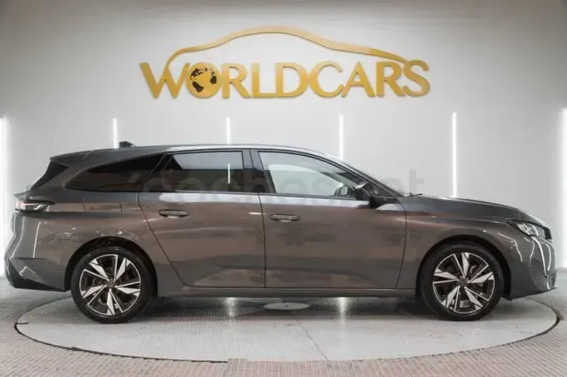 Usado Peugeot 308 SW Allure 130 CV (95 kW) 2023 Gris / plata Familiar