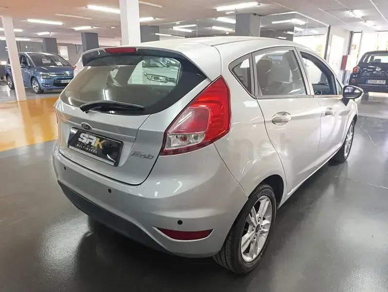 Usado Ford Fiesta Trend 82 CV (60 kW) 2016 Gris / plata Utilitario