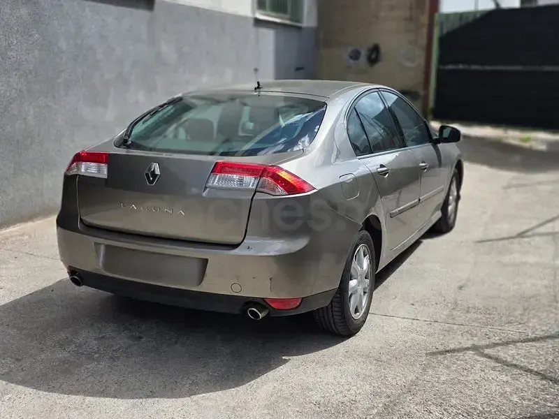 Usado Renault Laguna III Dynamique 150 CV (110 kW) 2010 Granate Berlina