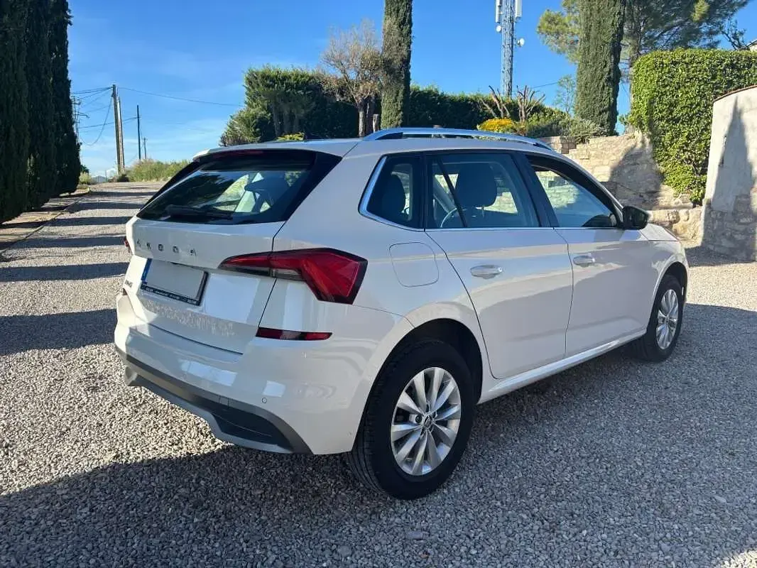 Usado Skoda Kamiq Ambition 110 CV (80 kW) 2021 Blanco SUV