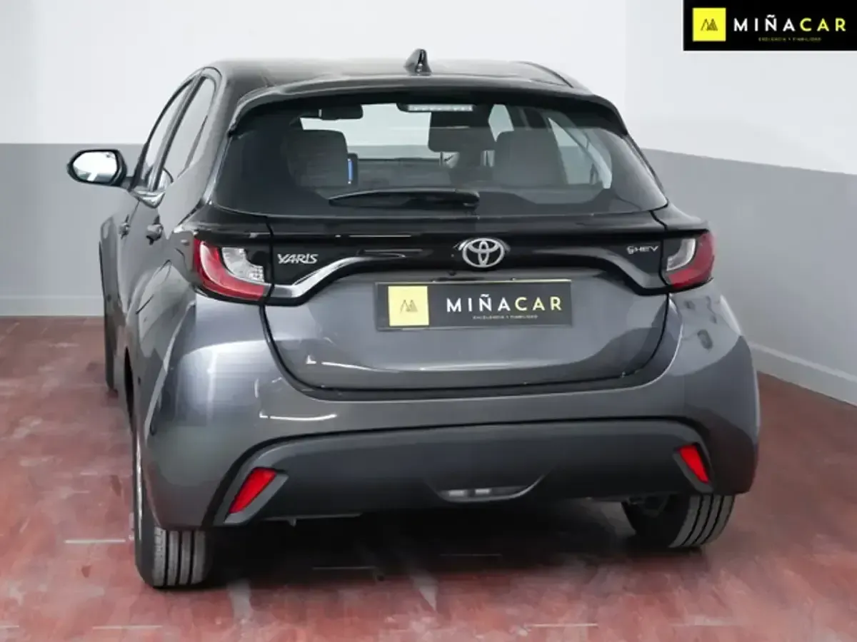 Usado Toyota Yaris Business Edition 116 CV (85 kW) 2026 Gris Utilitario