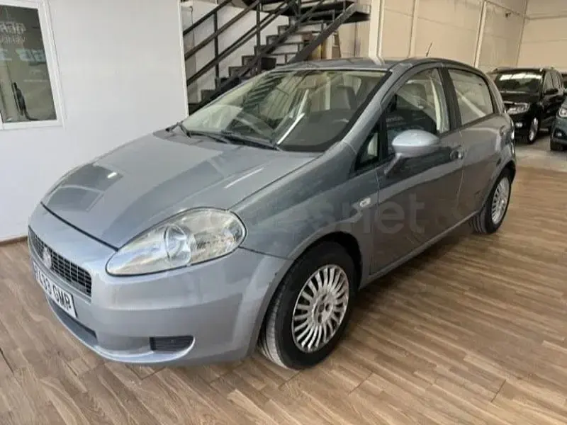 Usado Fiat Grande Punto Dynamic 75 CV (55 kW) 2009 Gris / plata Utilitario