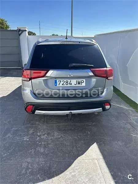 Usado Mitsubishi Outlander Motion 150 CV (110 kW) 2016 Gris / plata SUV