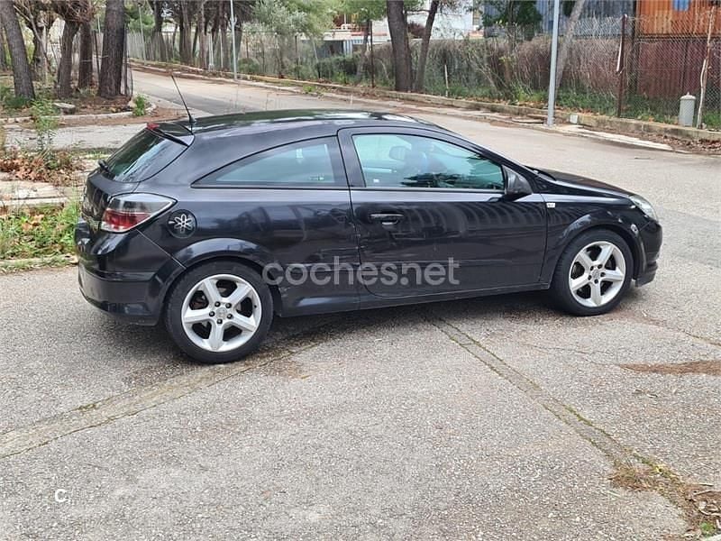 Usado Opel Astra GTC Sport 150 CV (110 kW) 2007 Negro Berlina