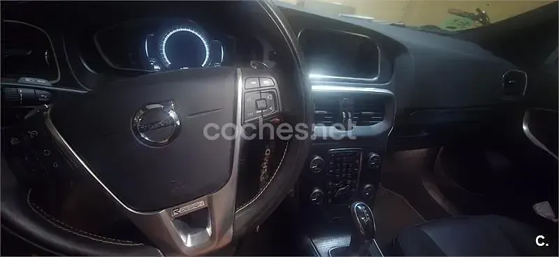 Usado Volvo V40 R-Design Momentum 150 CV (110 kW) 2019 Blanco Berlina