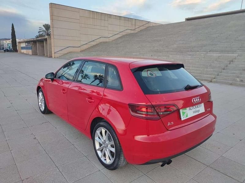 Usado Audi A3 Sportback Attraction 122 CV (89 kW) 2013 Rojo Utilitario