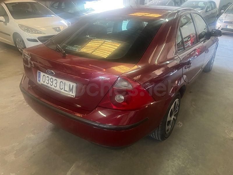 Usado Ford Mondeo Trend 130 CV (95 kW) 2004 Granate Berlina