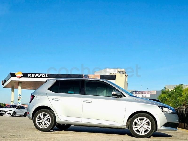 Usado Skoda Fabia Ambition 95 CV (69 kW) 2020 Gris / plata Berlina