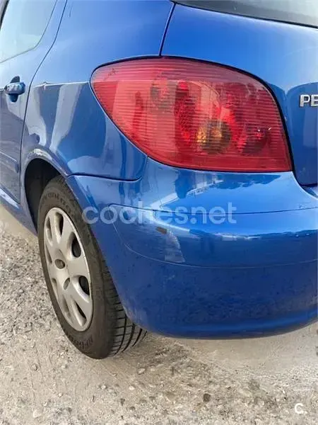 Usado Peugeot 307 90 CV (66 kW) 2005 Azul Berlina