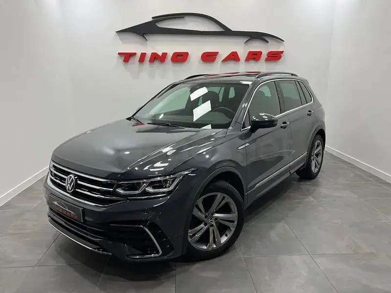 Usado VW Tiguan R-line 150 CV (110 kW) 2022 Gris / plata SUV