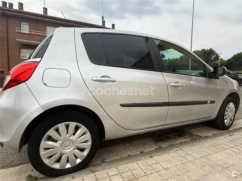 Usado Renault Clio II Authentique 70 CV (51 kW) 2011 Gris / plata Berlina