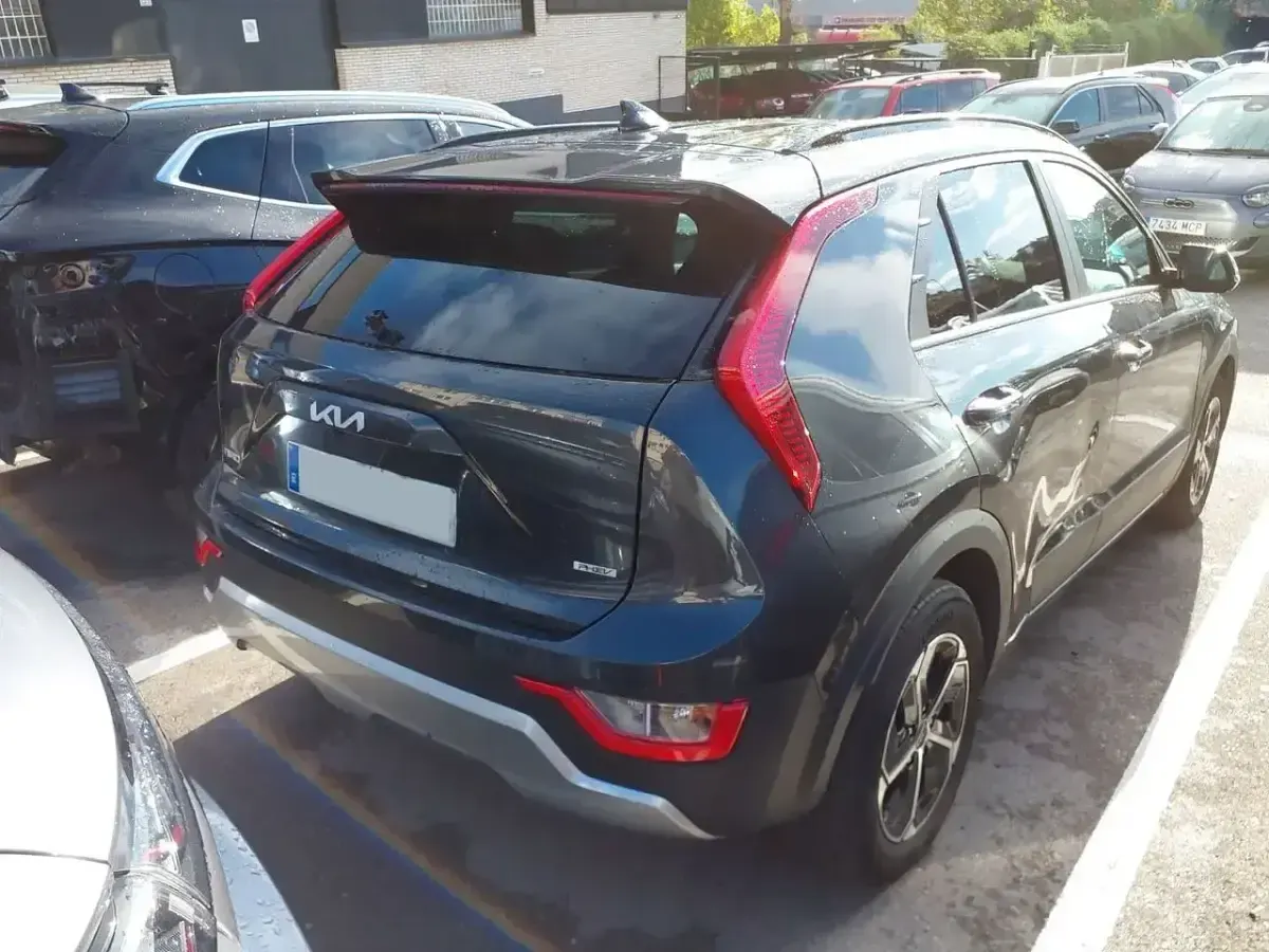 Käytetty Kia Niro 183 HP (134 kW) 2023 Punainen Katumaasturi