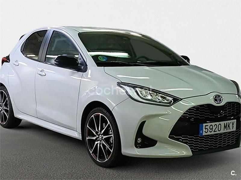 Usado Toyota Yaris Hybrid Plus 116 CV (85 kW) 2023 Gris / plata Berlina