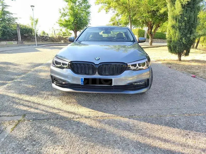 Usado BMW 520 Comfort Edition 184 CV (135 kW) 2018 Gris / plata Berlina