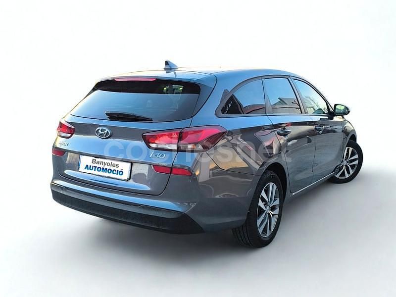 Usado Hyundai i30 GO! 120 CV (88 kW) 2018 Violeta / lila Familiar