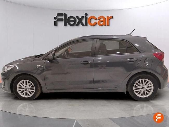 Usado Kia Rio 84 CV (61 kW) 2022 Gris Berlina