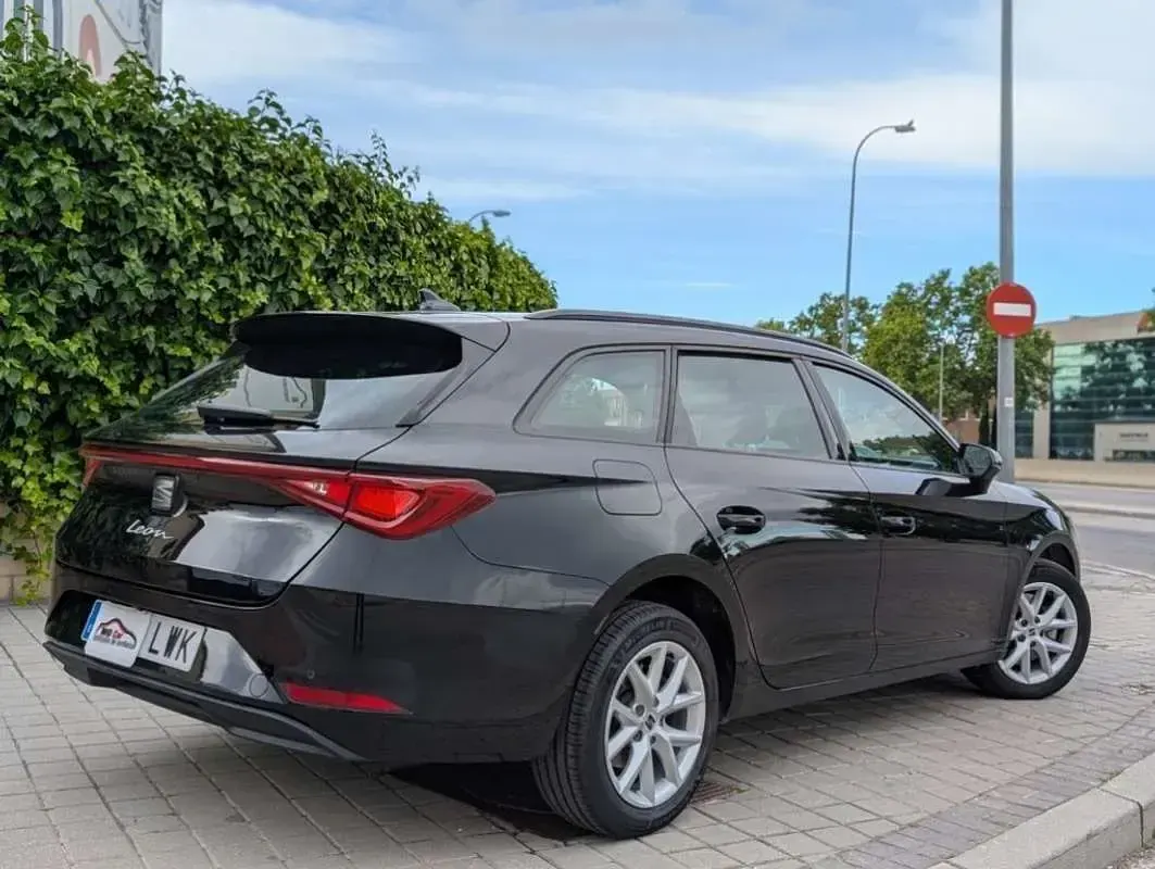 Usado Seat Leon ST Style 150 CV (110 kW) 2022 Negro Familiar
