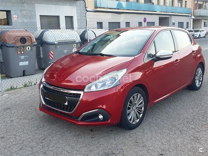 Usado Peugeot 208 Access 82 CV (60 kW) 2016 Granate Utilitario