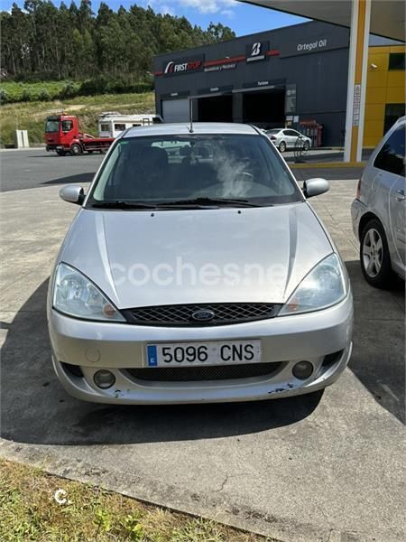 Gris / plata Usado 2003 Ford Focus Trend Berlina | 2000 € (Precio justo) - Imagen 1/4