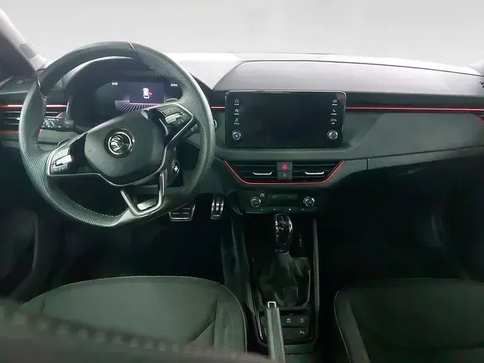 Usado Skoda Scala 115 CV (84 kW) 2024 Gris Utilitario