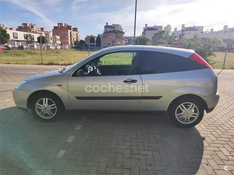 Usado Ford Focus Trend 100 CV (73 kW) 1999 Gris / plata Berlina
