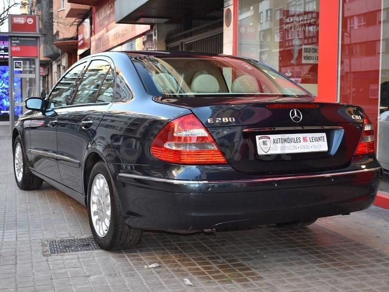 Usado Mercedes E280 Elegance 190 CV (139 kW) 2005 Verde Berlina