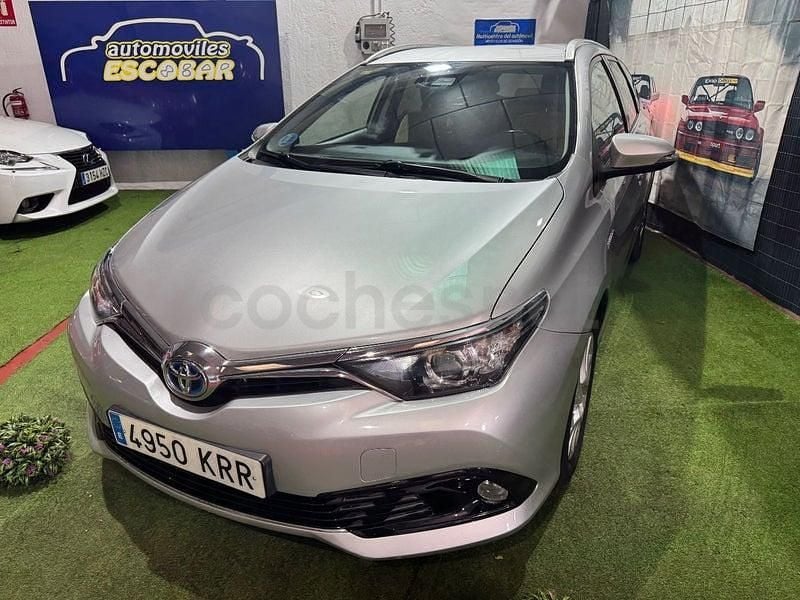 Usado Toyota Auris Hybrid Active 136 CV (100 kW) 2018 Gris / plata Familiar