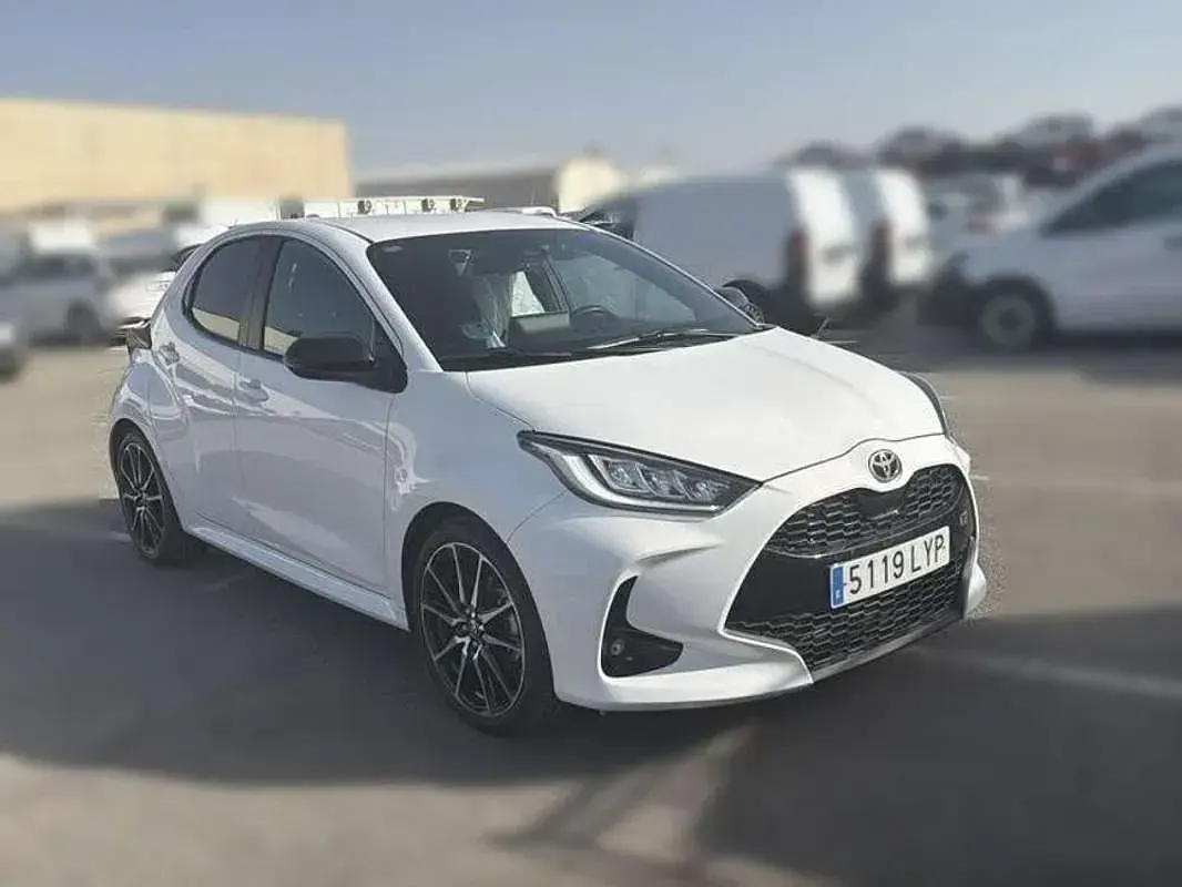 Usado Toyota Yaris Hybrid Plus 92 CV (67 kW) 2022 Blanco Berlina