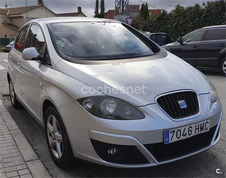 Usado Seat Altea Reference 105 CV (77 kW) 2012 Gris / plata Monovolumen