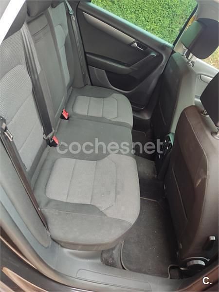 Usado VW Passat Advance 105 CV (77 kW) 2011 Marrón Familiar