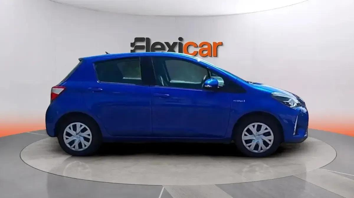 Usado Toyota Yaris Hybrid Active 100 CV (73 kW) 2020 Azul Berlina
