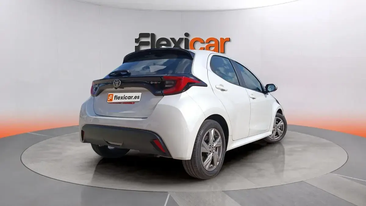 Usado Toyota Yaris Hybrid Style 116 CV (85 kW) 2025 Blanco Berlina