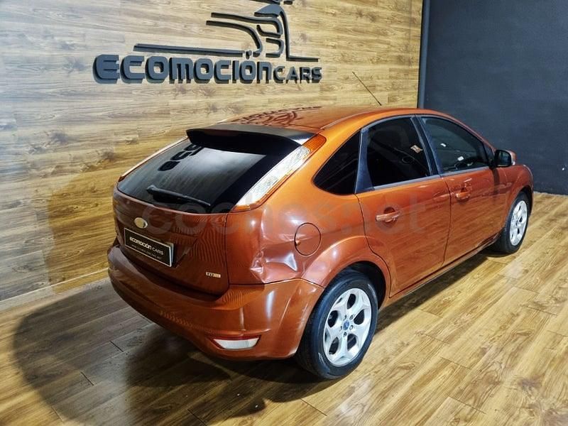 Usado Ford Focus Trend 90 CV (66 kW) 2008 Granate Berlina