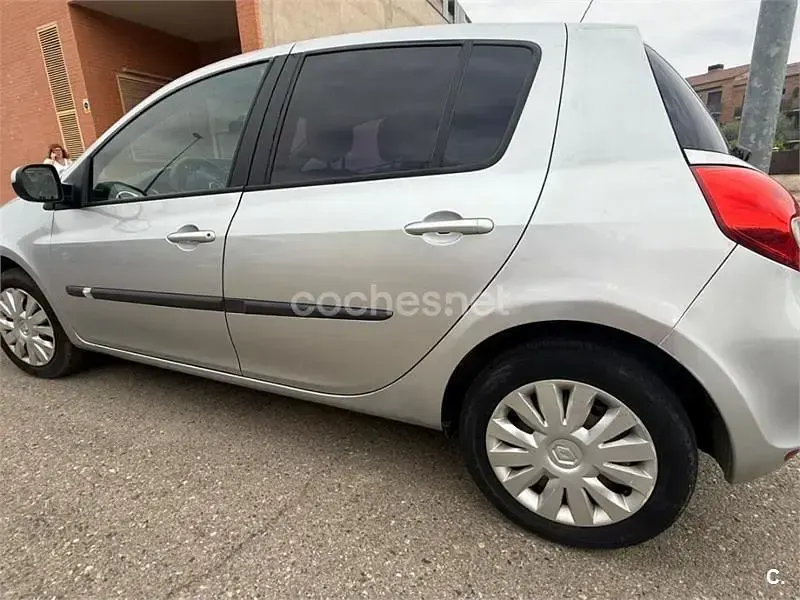 Usado Renault Clio II Authentique 70 CV (51 kW) 2011 Gris / plata Berlina