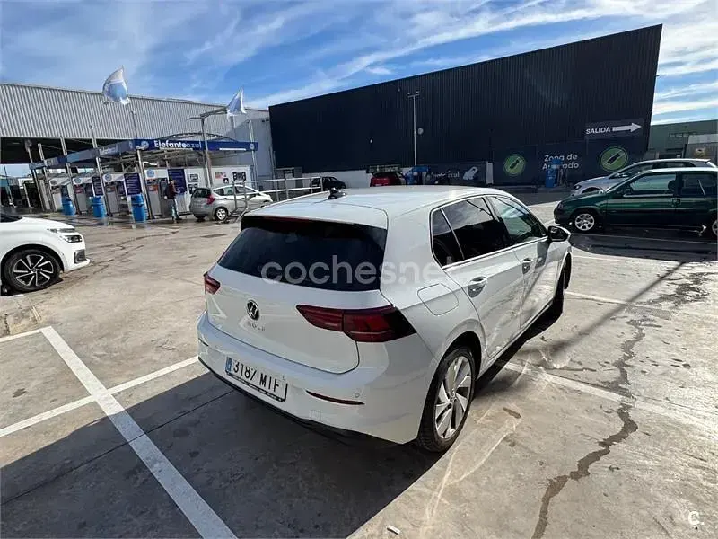 Usado VW Golf VIII 116 CV (85 kW) 2024 Blanco Berlina
