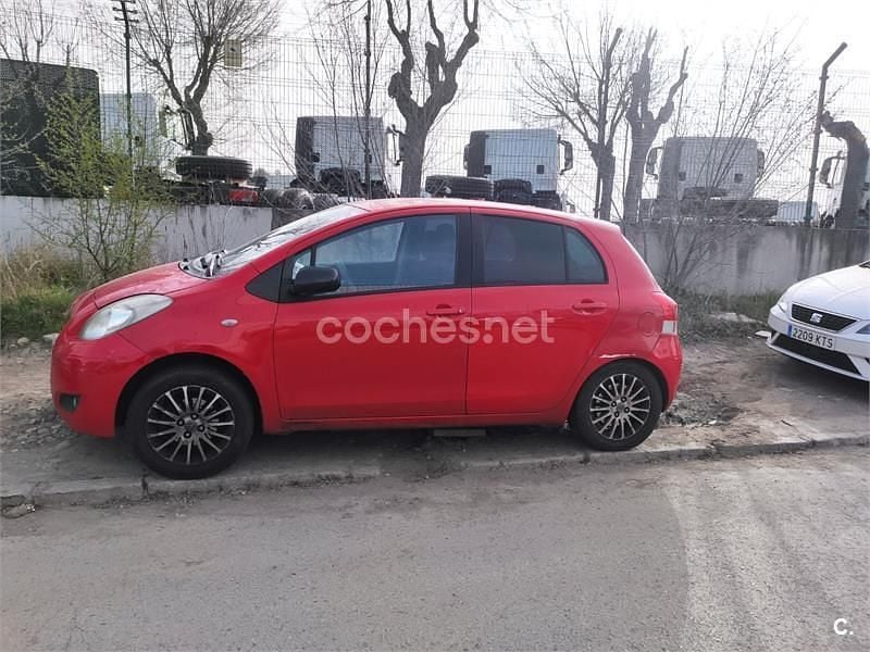 Usado Toyota Yaris 101 CV (74 kW) 2009 Rojo Utilitario
