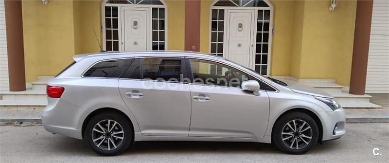 Usado Toyota Avensis Comfort 124 CV (91 kW) 2014 Gris / plata Familiar