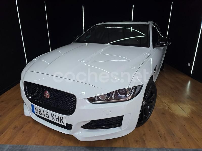Usado Jaguar XE R-Sport 180 CV (132 kW) 2018 Blanco Berlina