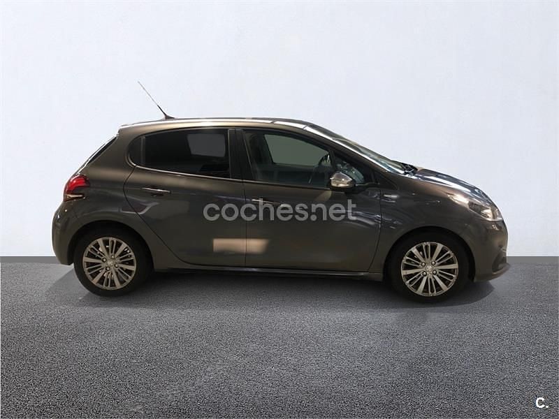 Usado Peugeot 208 Active 99 CV (72 kW) 2018 Gris / plata Utilitario