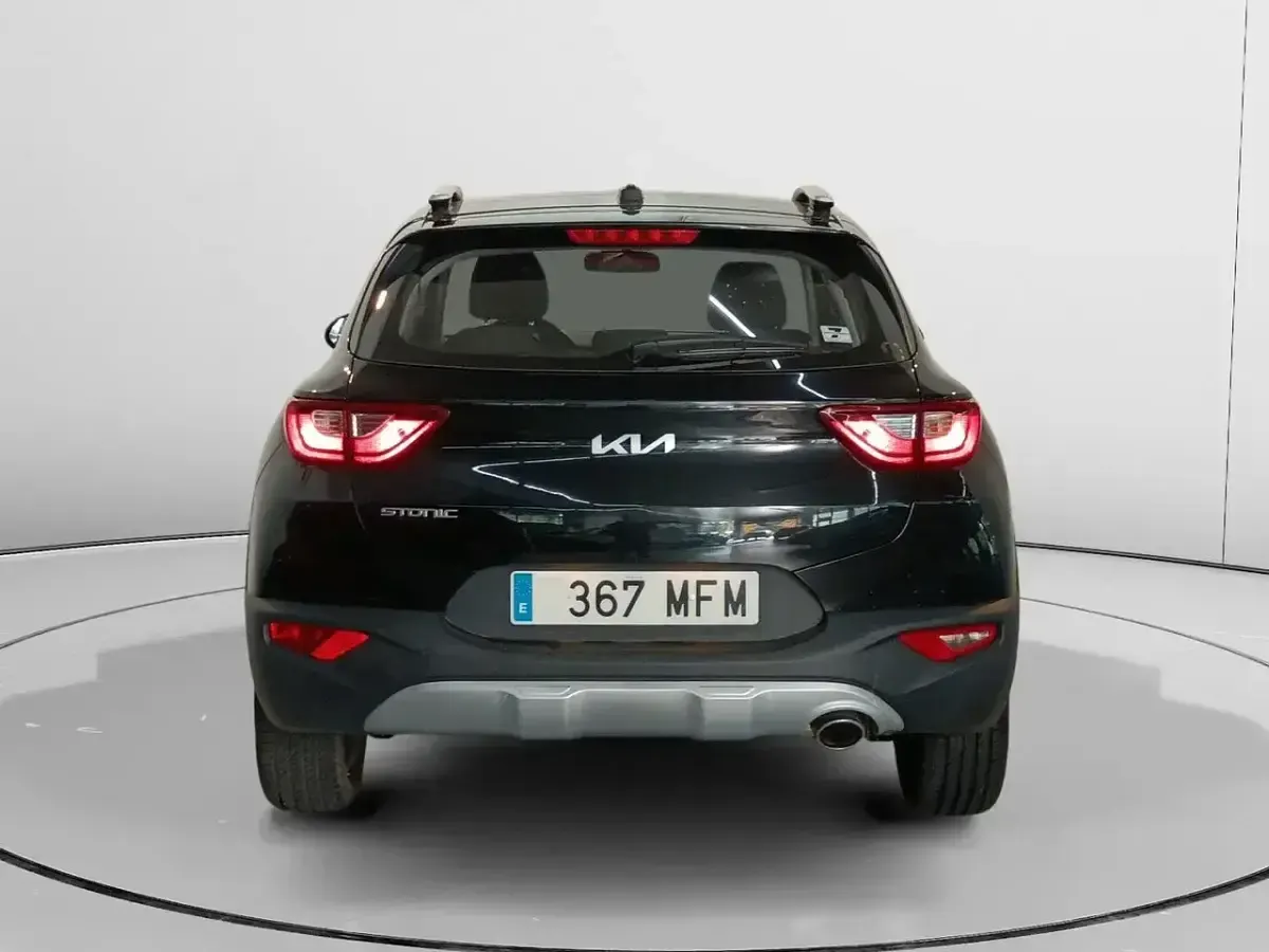 Usado Kia Stonic 84 CV (61 kW) 2023 Negro SUV