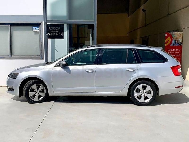 Usado Skoda Octavia Ambition 115 CV (84 kW) 2019 Gris / plata Familiar