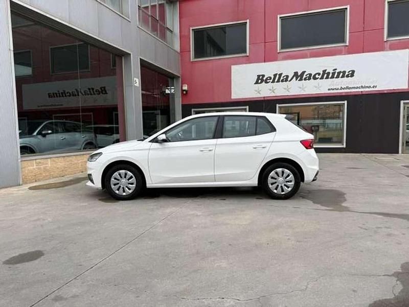 Usado Skoda Fabia Essence 80 CV (58 kW) 2025 Blanco Utilitario