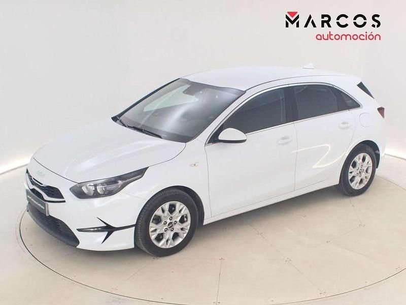 Używany Kia Ceed 101 KM (74 kW) 2024 Biały Hatchback